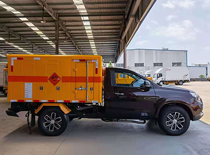 坡心镇爆破器材运输车